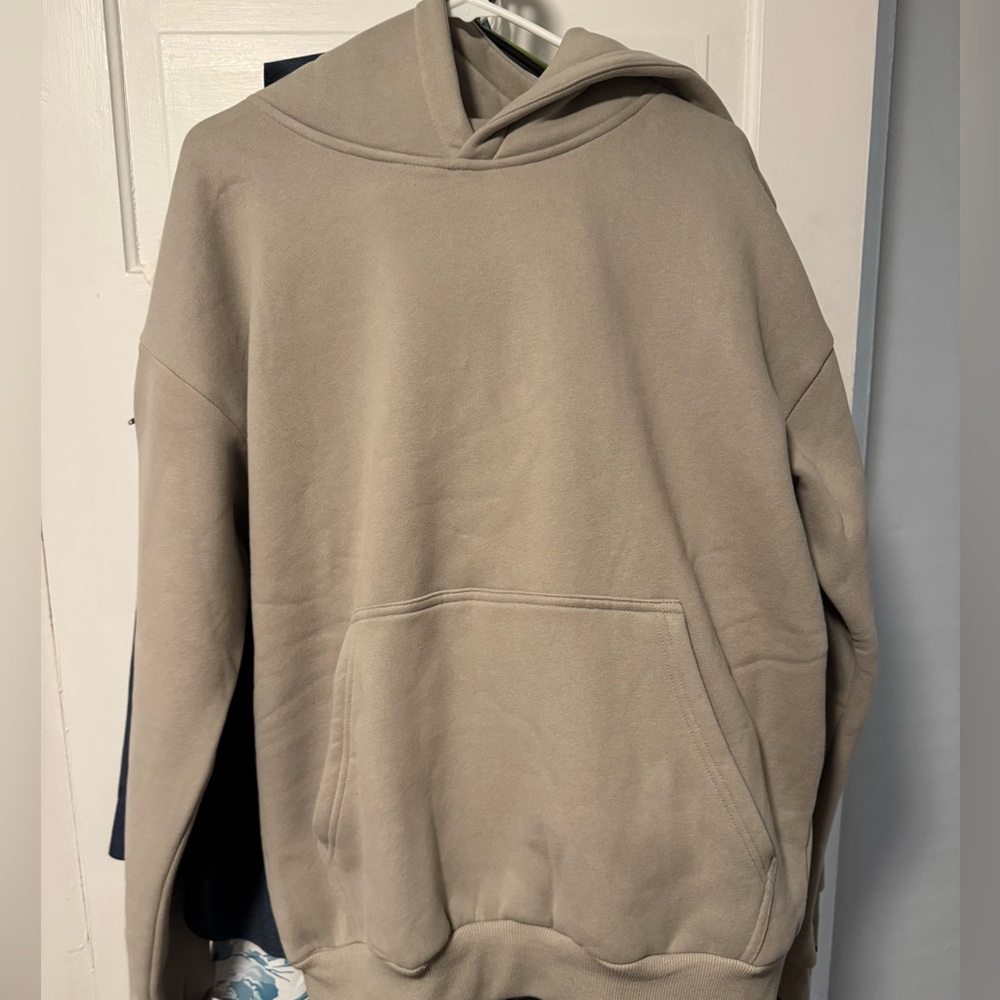 Comfrt Travel Essentials Hoodie brand new! - Picture 2 of 4